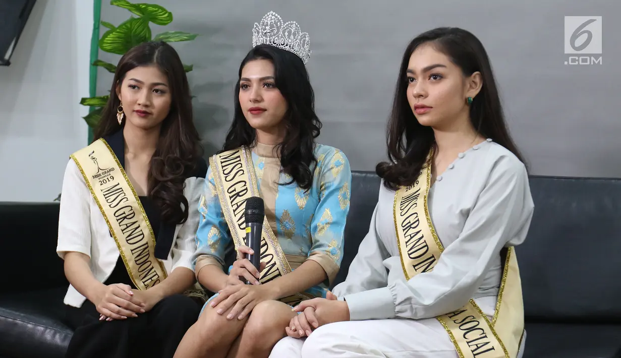 Miss Grand Indonesia 2019 Sarlin Jones (tengah) bersama runner up 1 Cindy Yuliani (kiri) dan runner up 2 Gabriella Hutahaean (kanan) berpose di Kantor KLY, Jakarta, Selasa (3/9/2019). (Liputan6.com/Herman Zakharia)