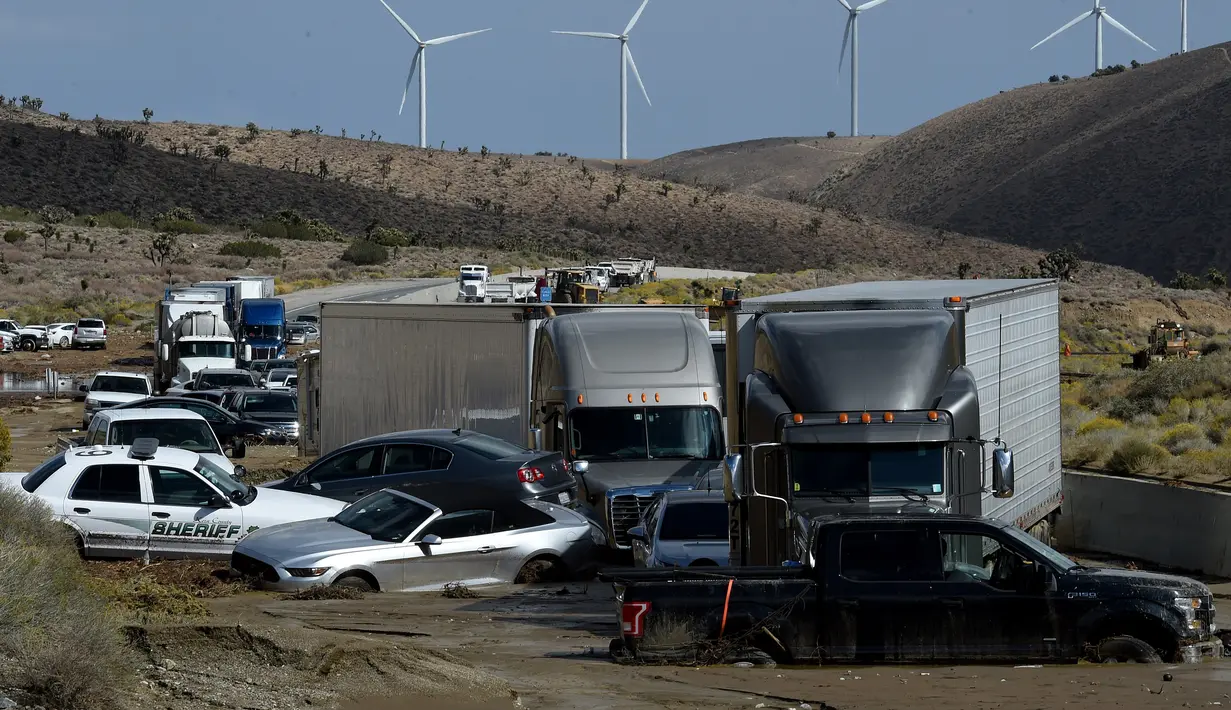 Ratusan kendaraan terjebak di jalan akibat tanah longsor di California Highway 58 di Mojave, Sabtu (16/10/2015). Tanah longsor akibat hujan deras yang mengguyur kawasan tersebut. (AFP Photo/Mark Ralston)