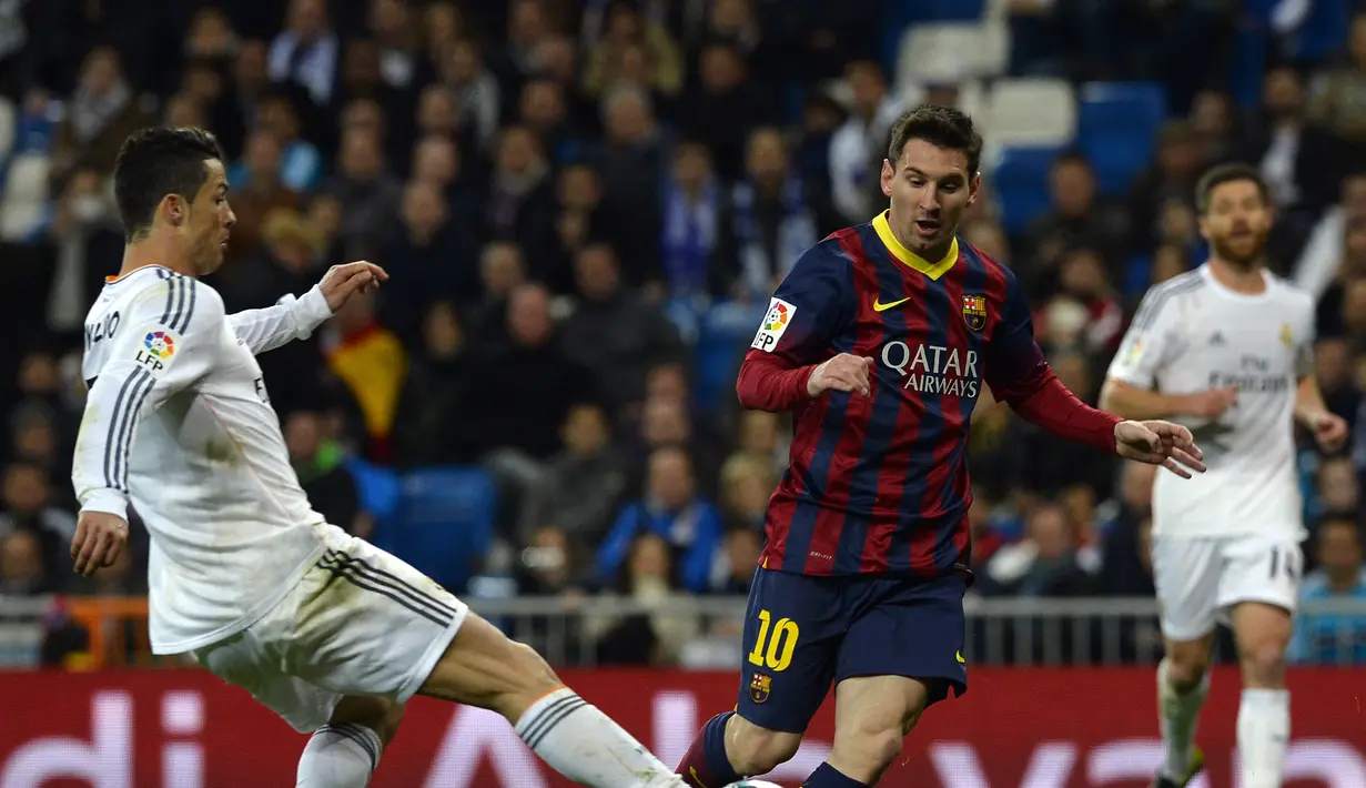 Penyerang Barcelona Lionel Messi berebut bola dengan pemain Real Madrid Cristiano Ronaldo selama pertandingan "Clasico" liga Spanyol di stadion Santiago Bernabeu pada 23 Maret 2014. Barcelona menyerang pihak La Liga sebagai dalang di balik batalnya kontrak dengan Messi. (AFP/Gerard Julien)