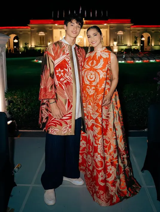 Maudy Koesnaedi bersama sang putra, Eddy Meijer, tampil memukau memakai batik senada. Keduanya mengenakan batik tulis Kudus dari Denny Wirawan. [Instagram/maudykoesnaedi]