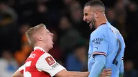 Pemain Arsenal, Oleksandr Zinchenko (kiri) mendapatkan keisengan dari pemain Manchester City, Kylie Walker setelah laga putaran keempat Piala FA 2022/2023 yang digelar di Etihad Stadium, Sabtu (28/1/2023) dini hari WIB. (AFP/Oli Scarff)