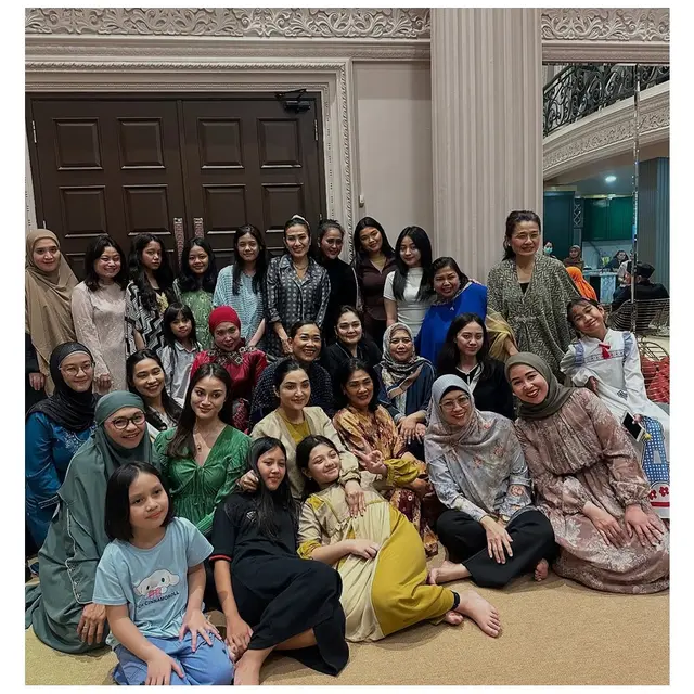 6 Potret Kehangatan Liza Natalia dan Ashanty di Acara Bukber Keluarga Besar
