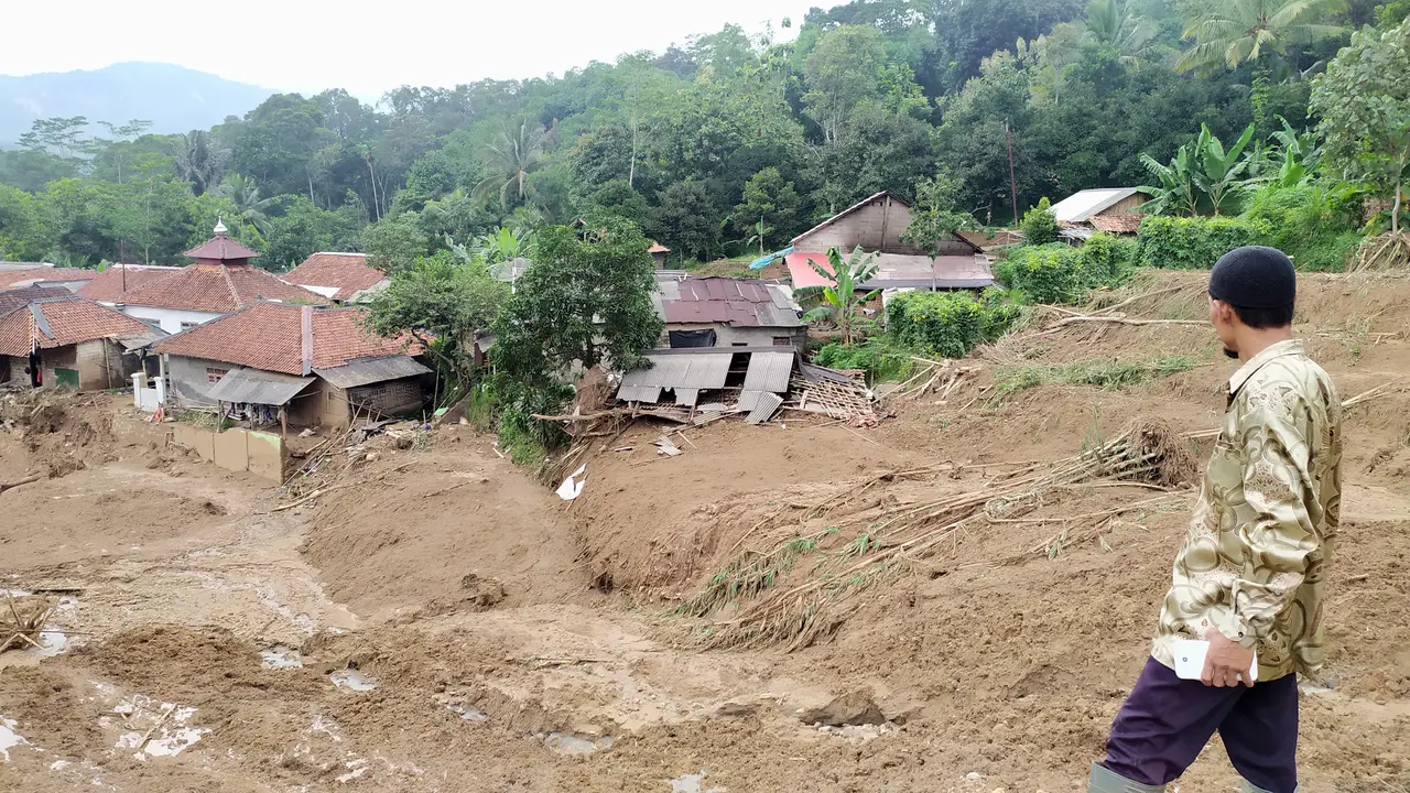 Pusat Vulkanologi dan Mitigasi Bencana Geologi (PVMBG) telah melakukan penelitian terhadap longsornya tanah di Kecamatan Sukajaya, Kabupaten Bogor, Jawa Barat.