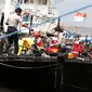 Tim SAR gabungan mengevakuasi jenazah dari atas kapal Zahro Express yang terbakar, di Pelabuhan Muara Angke, Minggu (1/1). Kapal yang mengangkut lebih dari 200 penumpang itu terbakar saat dalam perjalanan menuju Pulau Tidung. (REUTERS/Darren Whiteside)