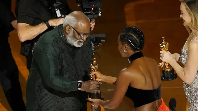 Musisi M. M. Keeravani dan Chandrabose menerima Piala Oscar 2023 lewat lagu “Naatu Naatu” soundtrack film RRR. (Foto: AP Photo/Chris Pizzello)