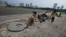 Para pekerja menyelesaikan pelataran yang rusak di kawasan Monas, Jakarta, Kamis (10/11). Hal tersebut dilakukan untuk menjaga kawasan Monas agar tetap terawat dan nyaman bagi pengunjung. (Liputan6.com/Immanuel Antonius)