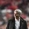 Pelatih Manchester United, Jose Mourinho, tersenyum usai tim nya menang atas Benfica pada laga Liga Champions di Stadion Luz, Kamis (19/10/2017). Manchester United menang 1-0 atas Benfica. (AFP/Patricia De Melo Moreira)