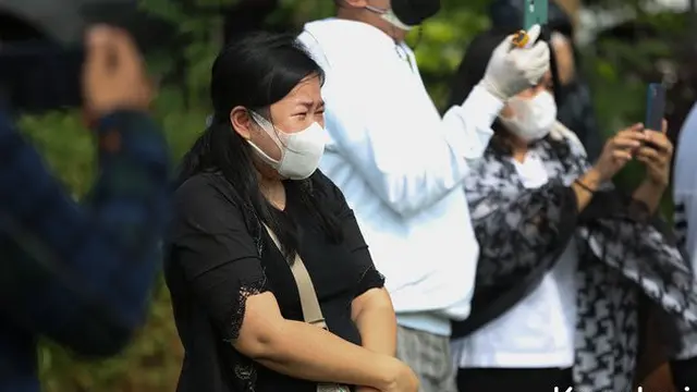 Potret Suasana Pemakaman Rina Gunawan, Diwarnai Tangis Pilu dari Keluarga dan Sahabat. (Sumber: Kapanlagi.com)