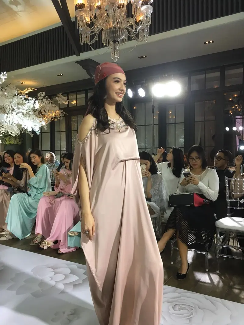 [Bintang] Fashionable Ramadan 2018, Raline Shah Berkolaborasi dengan Brand Lokal dan E-Commerce Ini