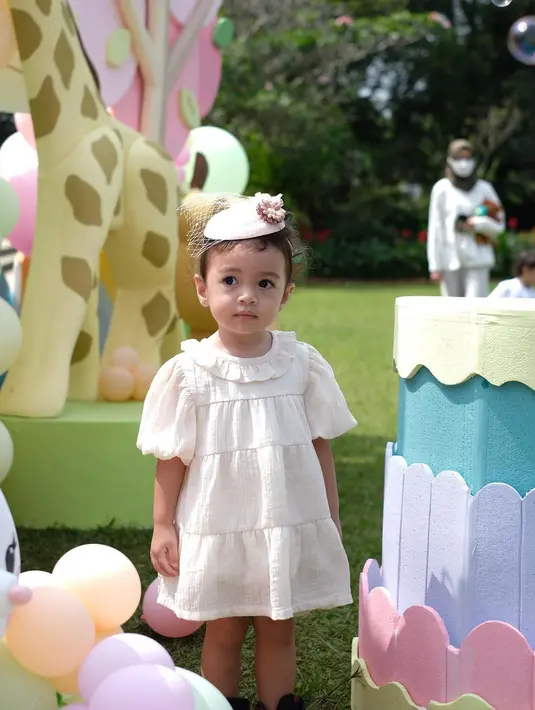 Ekspresi menggemaskan Cara Rose di tengah dekorasi yang juga menggemaskan. (Foto: Instgaram/ riantic)