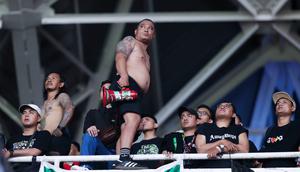 Pentolan Bondho Nekat atau Bonek, Cak Tessy, memimpin langsung suporter Persebaya saat bertandang ke markas Persija Jakarta pada laga BRI Liga 1 di Stadion Utama Gelora Bung Karno (SUGBK), Jakarta.(Bola.com/M Iqbal Ichsan)