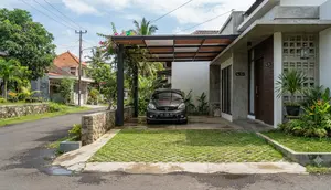 8 Inspirasi Carport Berlantai Grass Block, Cocok untuk Rumah Modern Minimalis
