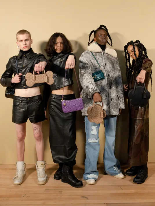 Coach (Re)Loved juga diperluas. Ini adalah program yang difokuskan untuk memberi kehidupan kedua bagi tas-tas Coach dan membawa konsep Remade untuk koleksi footwear. Sneakers kulit dengan bagian atas yang terbuka dibuat dari tas Coach yang sudah digunakan dan didaur ulang, didekonstruksi dan ditata ulang. Foto: Document/Coach.