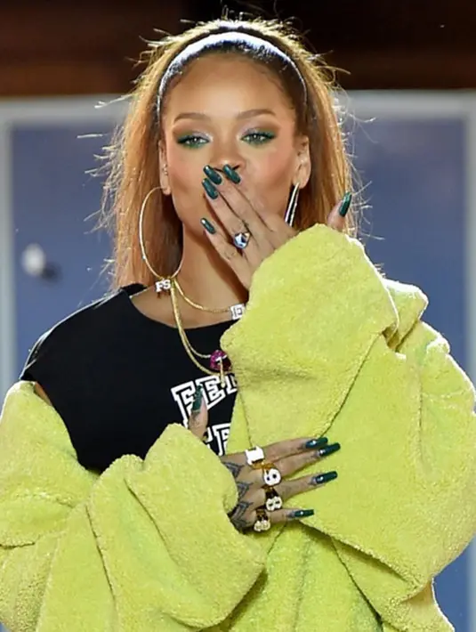 Melansir Ace Showbiz, berita soal kehamilan Rihanna muncul setelah penyanyi bertubuh mungil ini tertangakp kamera sedang berlenggang dengan mengenakan pakaian yang menyerupai baju hamil.  (Instagram/rihannadaily)