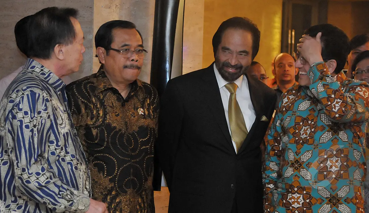 Ketua DPD Irman Gusman (kanan), Ketua Umum Partai Nasdem Surya Paloh (kedua kanan), Jaksa Agung HM Prasetyo (kedua kiri) saat menghadiri Anugerah Men’s Obsession Awards 2015 di Jakarta, (19/3/2015). (Liputan6.com/Johan Tallo)