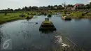 Pemandangan makam yang terendam di area Tempat Pemakaman Umum (TPU) Tanah Kusir, Jakarta, Selasa (25/4). Di TPU Tanah Kusir ini karena kerap tergenang banjir ketika terjadi hujan lebat. (Liputan6.com/Gempur M. Surya)