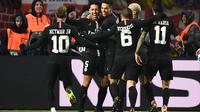 Selebrasi pemain PSG usai Edinson Cavani mencetak gol pertama PSG ke gawang Red Star Belgrade pada laga lanjutan Grup C Liga Champions yang berlangsung di stadion Rajko Mitic, Rabu (12/12). PSG menang 4-1 atas Red Star Belgrade. (AFP/Franck Fife)