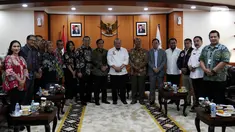 Jajaran SCM Grup foto bersama dengan Ketua DPD RI, La Nyalla Mattalitti usai melakukan audiensi di Nusantara III, Kompleks Parlemen, Senayan, Jakarta, Selasa (29/10/2019). Audiensi tersebut membahas kerjasama antara SCM dan DPD RI. (Liputan6.com/Johan Tallo)