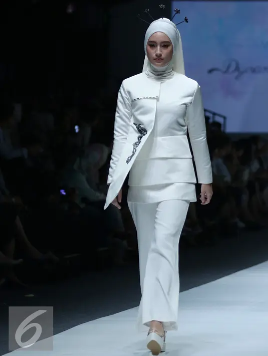 Seorang model membawakan busana Wardah Cosmetik  rancangan Zaskia Sungkar  pada hari kedua Jakarta Fashion Week (JFW) 2016 di Senayan city, Jakarta, Minggu (25/10/2015). Wardah Cosmetics terpilih sebagai Official JFW 2016. (Liputan6.com/Herman Zakharia)