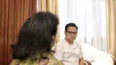 Ketua Umum PKB Muhaimin Iskandar atau Cak Imin berbincang dengan Pimpinan DPD RI GKR Hemas di kediamannya, Jakarta, Rabu (23/1). Kedatangan GKR Hemas untuk bertukar pikiran terkait Pilpres dan Pileg. (Liputan6.com/Faizal Fanani)