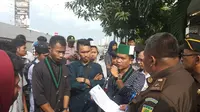 LKBHMI cabang Makassar unjuk rasa tuntut kejelasan kasus perusakan rumah warga yang terkatung-katung nyaris 2 tahun (Liputan6.com/ Eka Hakim)