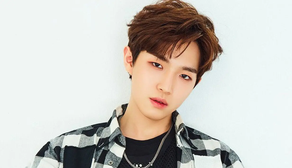 Salah satu personel Wanna One, Jaehwan juga punya pipi yang chubby. Hal itu membuat banyak penggemar yang ingin mencubit pipinya. (Foto: Allkpop.com)