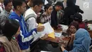 Petugas melayani warga yang mengurus surat pindah tempat memilih atau Formulir A5 Pemilu 2019 di Kantor KPUD Jakarta Selatan, Jakarta, Rabu (10/4). Hari ini merupakan batas akhir pembuatan Formulir A5. (Liputan6.com/Herman Zakharia)