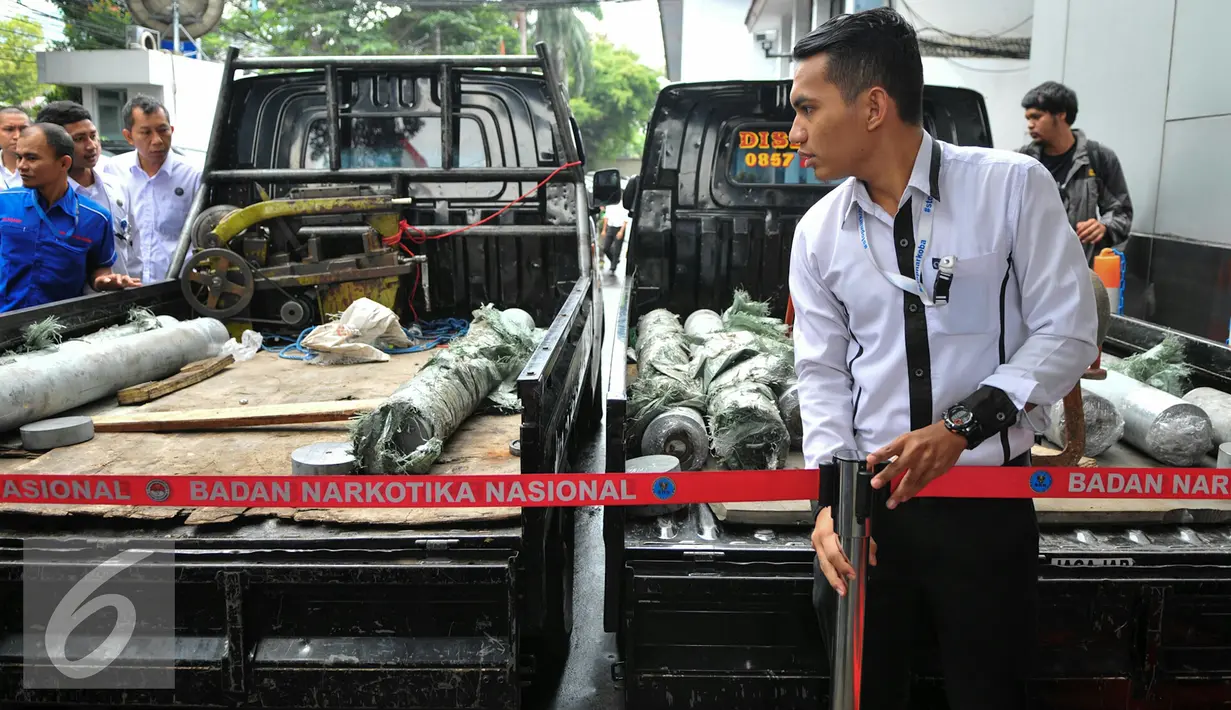 Petugas BNN memasang pembatas barang bukti saat rilis hasil pengrebekan gudang narkoba di Rawa Bebek, Jakarta, Rabu (15/6/). Bersama Bea Cukai, BNN berhasil mengamankan barang bukti 40kg sabu kristal dari dalam 9 pipa besi. (Liputan6.com/Yoppy Renato)