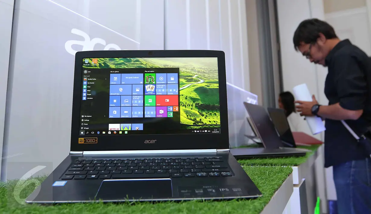 Calon pembeli sedang melihat produk terbaru notebook Acer di Jakarta, Rabu (22/6). Acer meluncurkan Acer Switch Alpha 12, yakni notebook 2 in 1 dengan sistem pendingin cair (liquidLoop). (Liputan6.com/Angga Yuniar)