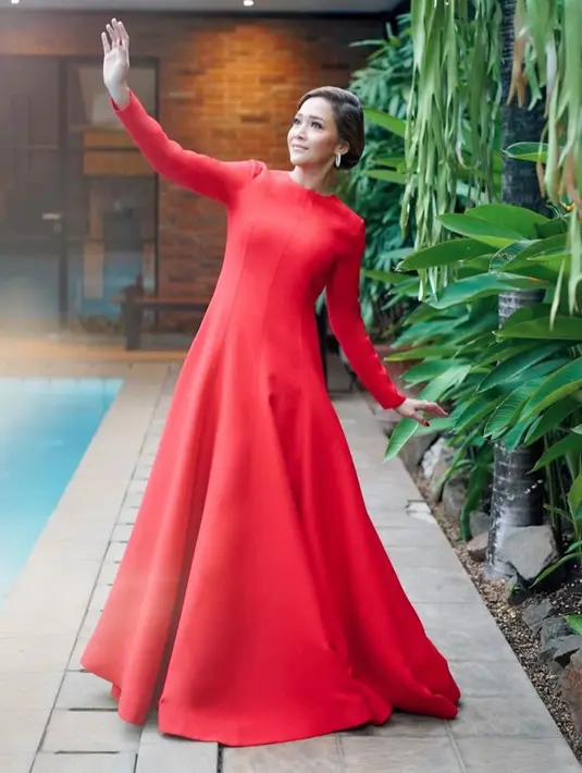 Tampil dengan jenis gaun royal dress berwarna merah, Maia Estianty tampak seperti boneka Barbie. Cantik dan jadi musisi terkenal, tak heran jika ia begitu banyak memiliki penggemar. (Liputan6.com/IG/@maiaestiantyreal)