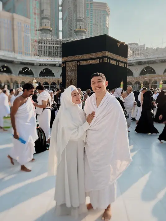 Perjalanan umrah juga dilakukan oleh Yura Yunita baru-baru ini. Pelantun lagu 'Dunia Tipu-Tipu' itu berangkat ditemani sang suami dan kedua orangtuanya. Penampilan syar'i Yura pun tak lepas dari sorotan. Penyanyi solo ini juga sempat meneteskan air mata, kala mendapat keajaiban saat umrah. (Liputan6.com/IG/@yurayunita)