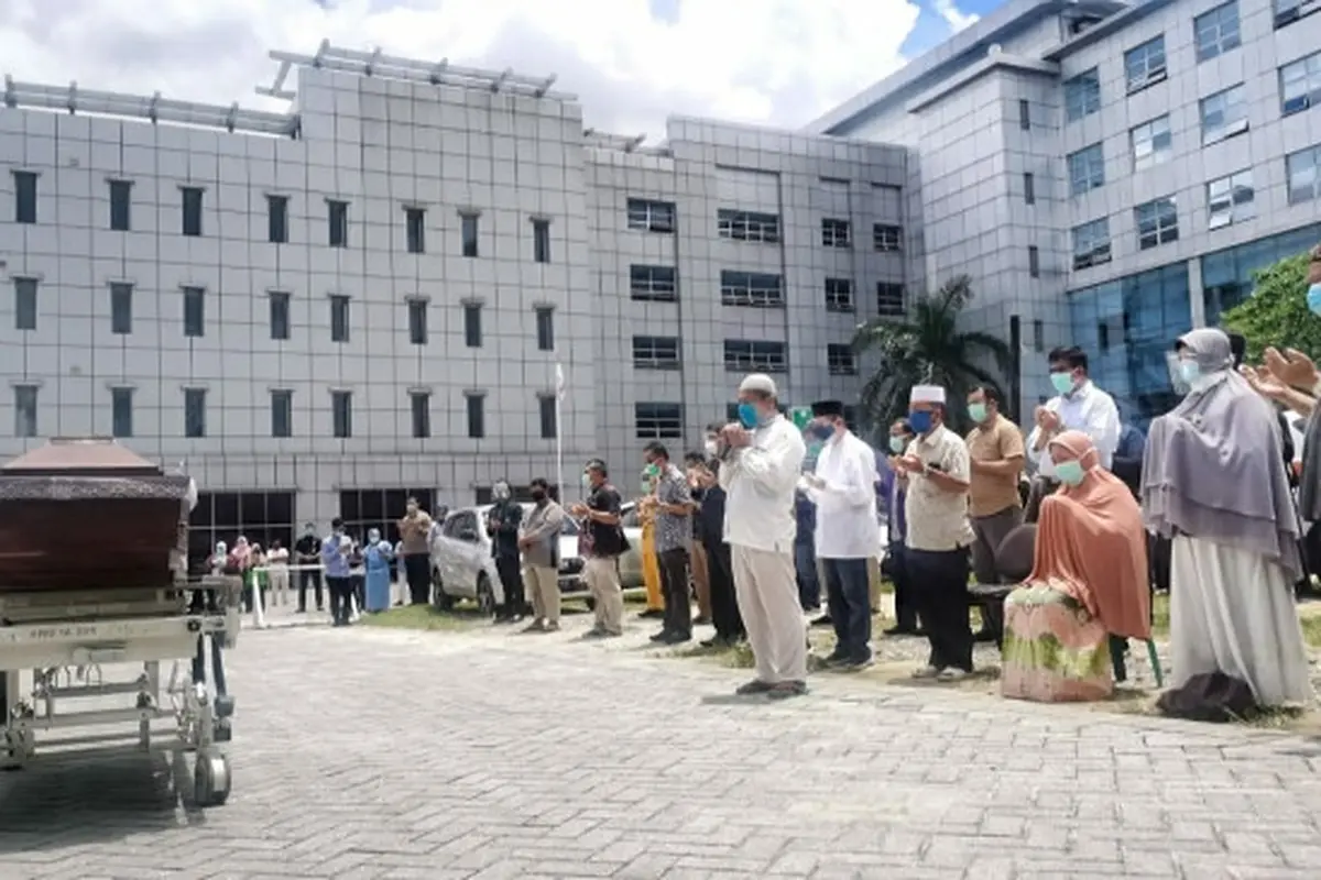 Salat jenazah terhadap pasien di rumah sakit yang meninggal karena Covid-19.