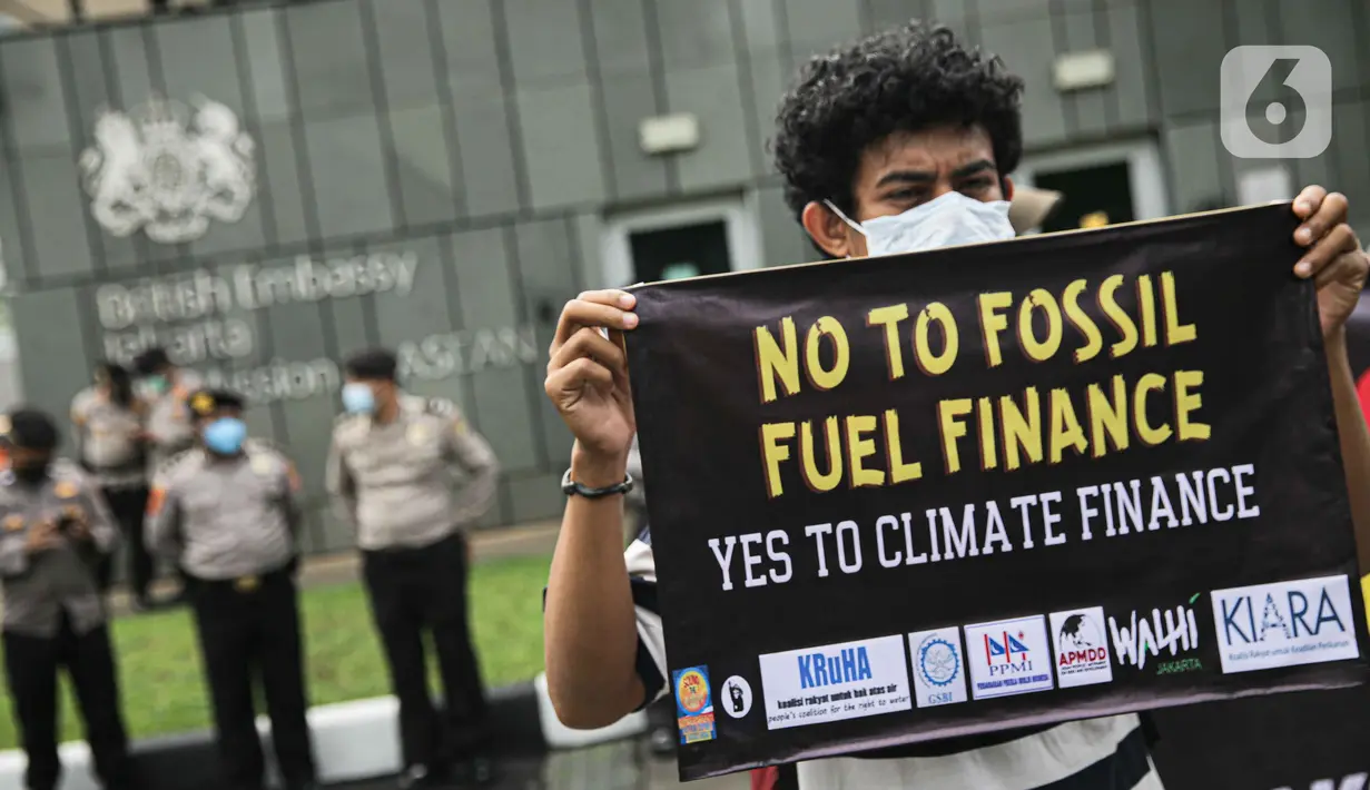 Aktivis melakukan aksi protes ketidakadilan iklim di depan Kedubes Inggris, Jakarta, Rabu (3/11/2021). Aksi menantang pemerintah negara-negara yang bertemu di KTT iklim COP26 untuk tidak hanya memenuhi sepenuhnya janji pendanaan iklim mereka yang telah lama tertunda. (Liputan6.com/Faizal Fanani)