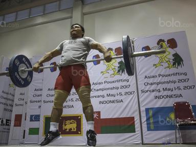 Lifter Indonesia, Eko Yuli, melakukan angkatan saat latihan di Gymnasium Sabilulungan, Jumat (21/7/2017). Tim angkat besi Indonesia melakukan persiapan jelang SEA Games 2017 Malaysia. (Bola.com/Vitalis Yogi Trisna)