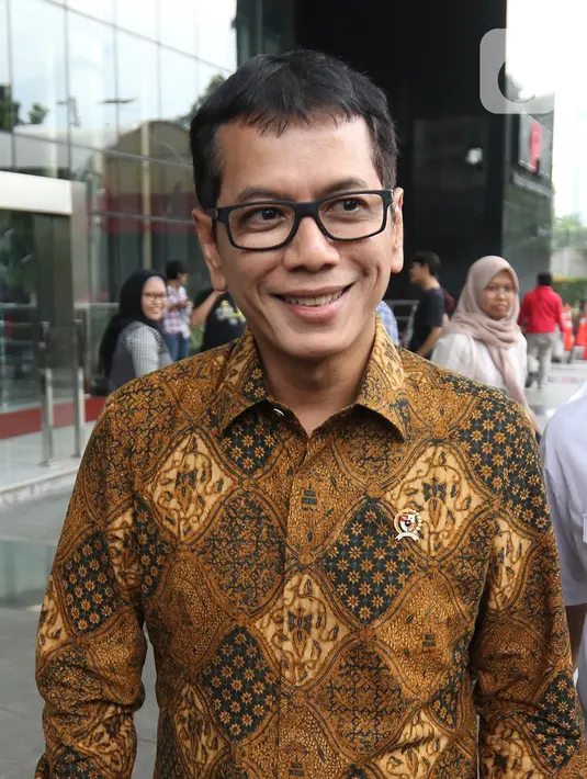 Ekspresi Menteri Pariwisata dan Ekonomi Kreatif Wishnutama saat tiba di Gedung KPK, Jakarta, Kamis (9/1/2020). Wishnutama mendatangi KPK untuk menyerahkan laporan harta kekayaan penyelenggara negara (LHKPN). (Liputan6.com/Herman Zakharia)
