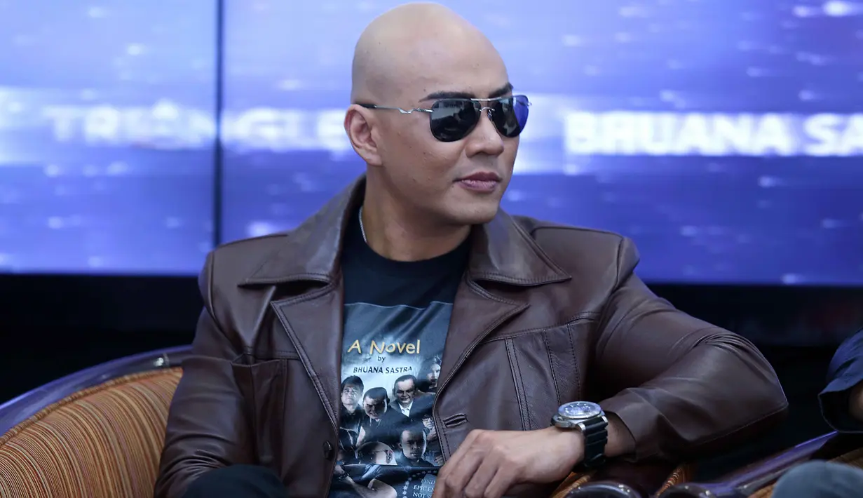 Tidak semua adegannya perkelahian. Ada juga adegan Deddy Corbuzier diatas ranjang bersama Chika Jessica. "Ada adegan yang saya harus cium dia, begitu deket, directornya langsung cuuuuut," kata Deddy Corbuzier. (Nurwahyunan/Bintang.com)