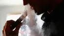  Pengguna Vape saat memakai vape disalah satu store vapor di Los Angeles , California 4 Maret 2014. Vape merupakan terobosan baru bagi para pengguna rokok konvensional dengan menyuguhkan berbagai varian rasa. (REUTERS / Mario Anzuoni)