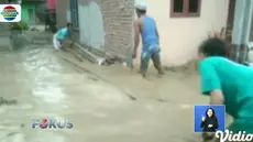 Menurut warga, banjir terjadi akibat hujan deras yang mengguyur hingga membuat sungai yang berada di desa tersebut meluap.
