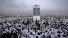 Jemaah haji berkumpul di puncak bukit berbatu yang dikenal sebagai Gunung Rahmat di Dataran Arafah saat menunaikan ibadah haji dekat Kota Suci Makkah, Arab Saudi, Selasa (27/6/2023). Sekitar dua juta orang berkumpul di Arafah untuk melaksanakan puncak ibadah haji yakni wukuf di Arafah. (AP Photo/Amr Nabil)