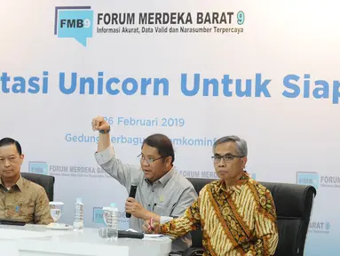 Menkominfo Rudiantara (tengah), Ketua Dewan Komisioner OJK Wimboh Santoso (kanan) dan Kepala BKPM Thomas Lembong  dalam diskusi Forum Merdeka Barat (FMB) 9 bertajuk 'Investasi Unicorn untuk Siapa?' di Jakarta, Selasa (26/2). (Liputan6.com/Herman Zakharia)