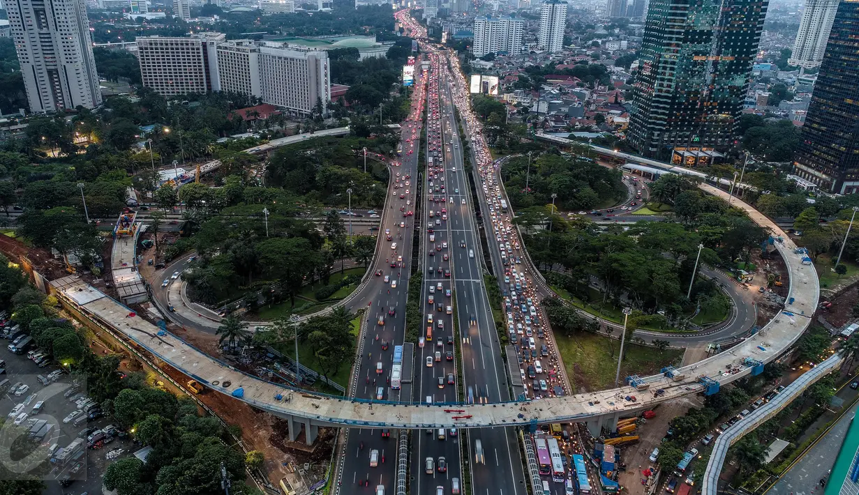 Suasana pembangunan simpang susun semanggi, Jakarta, Selasa (21/3). Lintasan kedua memiliki panjang 826 m, menghubungkan Jalan Gatot Soebroto di sisi Wisma Mulia dengan Jalan Raya Jendral Sudirman arah Bundaran Senayan. (Liputan6.com/Faizal Fanani)