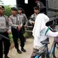 Polisi berjaga di lokasi penyergapan kawanan perampok bersenjata, di Desa Dolok Manampang, Serdang Bedagai, Sumut, Jumat (1/10).(Antara)