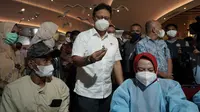 Menteri Kesehatan RI Budi Gunadi Sadikin meninjau langsung pelaksanaan vaksinasi COVID-19 di Trans Studio Mall Makassar pada Selasa, 2 November 2021. (Dok Kementerian Kesehatan RI)