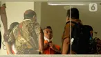 Mantan Komisioner KPU RI, Wahyu Setiawan (tengah) usai menjalani sidang dengan agenda dakwaan saat sidang online di Gedung KPK, Jakarta, Kamis (28/5/2020). Wahyu Setiawan diperiksa terkait dugaan menerima suap pengurusan PAW anggota DPR dari PDIP. (merdeka.com/Dwi Narwoko)