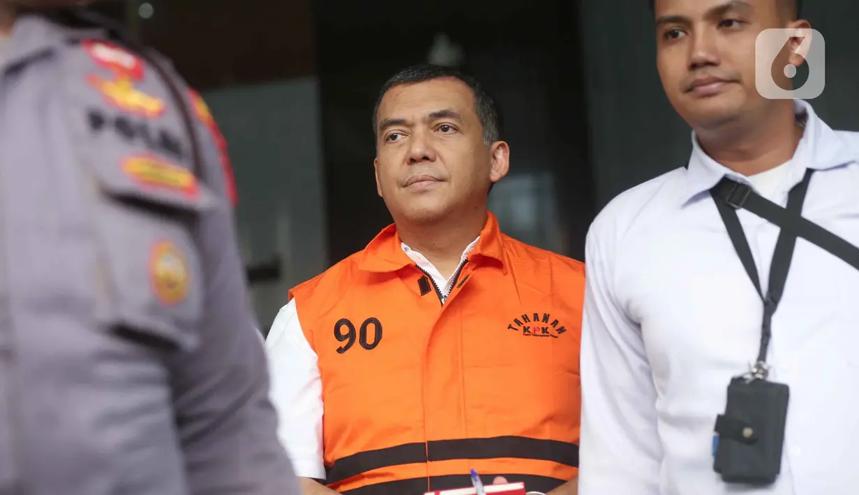 Mantan Wakil Menteri Imigrasi dan Pemasyarakatan (Imipas), Silmy Karim (tengah), usai menjalani pemeriksaan di Gedung Merah Putih Komisi Pemberantasan Korupsi (KPK), Senin (8/6/2026). Ini merupakan pemeriksaan perdana Silmy Karim setelah ditetapkan sebagai tersangka dan ditahan KPK pada 4 Juni 2026. (Liputan6.com/Helmi Fithriansyah)