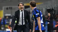 Pelatih Inter Milan, Simone Inzaghi, saat memimpin anak asuhnya menghadapi AS Roma pada laga pekan ke-10 Serie A di Giuseppe Meazza, Senin (30/10/2023) dini hari WIB. (AFP/Isabella BONOTTO)