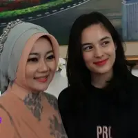 Istri Ridwan Kamil, Atalia Praratya mendapatkan kunjungan dari Chelsea Islan dan pemain film Pinky Promise lainnya.