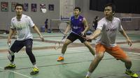 Pasangan pebulutangkis ganda putra Indonesia, Hendra Setiawan dan Mohammad Ahsan, berlatih jelang Olimpiade Rio de Janeiro 2016 di Pelatnas Cipayung, Jakarta, Jumat (22/7/2016). (Bola.com/Vitalis Yogi Trisna)