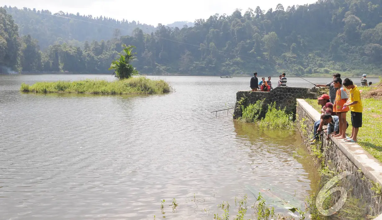 Tempat wisata ini mempunyai danau yang airnya berasal dari air terjun Curug Cimanaracun, Jawa Barat, Sabtu (2/8/14). (Liputan6.com/Herman Zakharia)