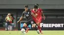 <p>Pemain&nbsp;Korea Selatan&nbsp;U-17,&nbsp;Kim Myeongjun (tengah), mengontrol bola dibayangi pemain Timnas&nbsp;Indonesia U-17 dalam pertandingan uji coba yang berlangsung di Stadion Patriot Candrabhaga, Bekasi, Rabu (30/8/2023). (Bola.com/Abdul Aziz)</p>